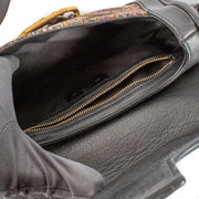 Shop safe online at Labellov in Antwerp, Brussels and Knokke this 100% authentic second hand Etro Black Leather Tapestry Crossbody Bag. Koop veilig tweedehands online Etro Black Leather Tapestry Crossbody Bag bij Labellov.