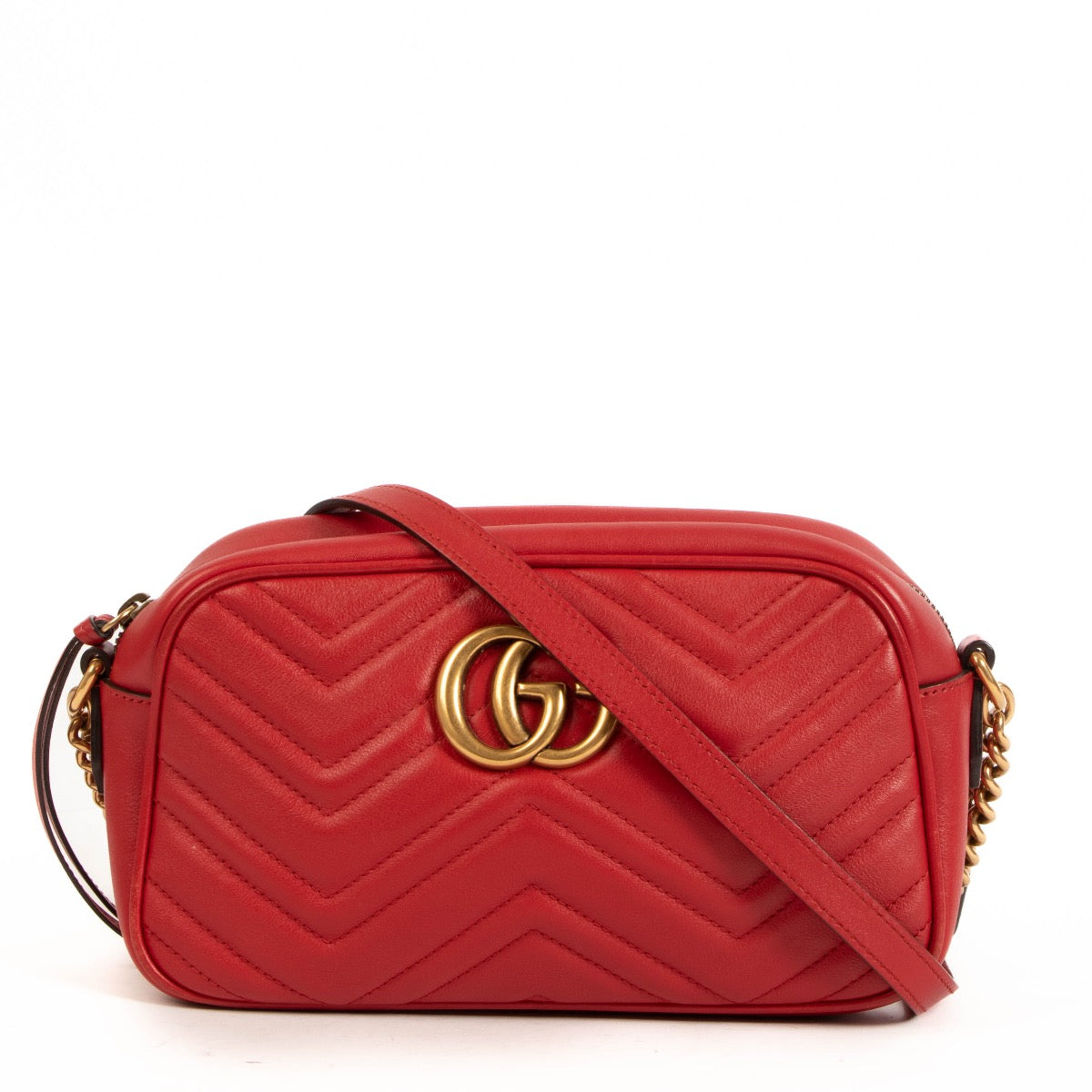 Shop safe online at Labellov in Antwerp, Brussels and Knokke this 100% authentic second hand Gucci Vibrant Red Matelassé GG Marmont Crossbody