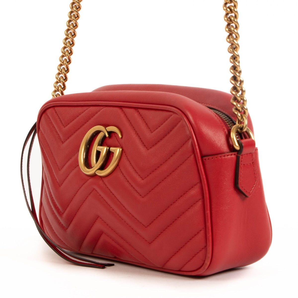 Shop safe online at Labellov in Antwerp, Brussels and Knokke this 100% authentic second hand Gucci Vibrant Red Matelassé GG Marmont Crossbody
