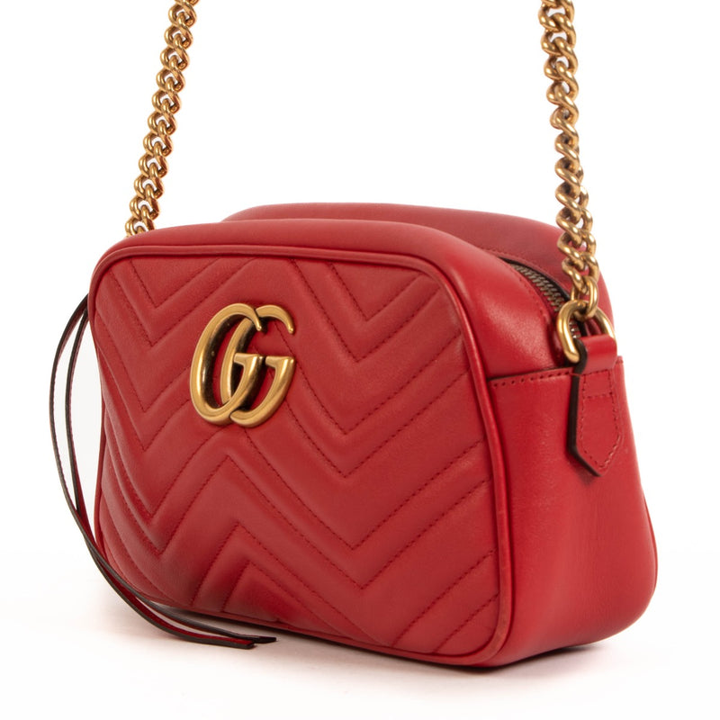 Shop safe online at Labellov in Antwerp, Brussels and Knokke this 100% authentic second hand Gucci Vibrant Red Matelassé GG Marmont Crossbody