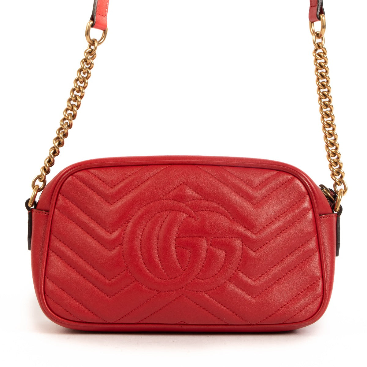 Shop safe online at Labellov in Antwerp, Brussels and Knokke this 100% authentic second hand Gucci Vibrant Red Matelassé GG Marmont Crossbody