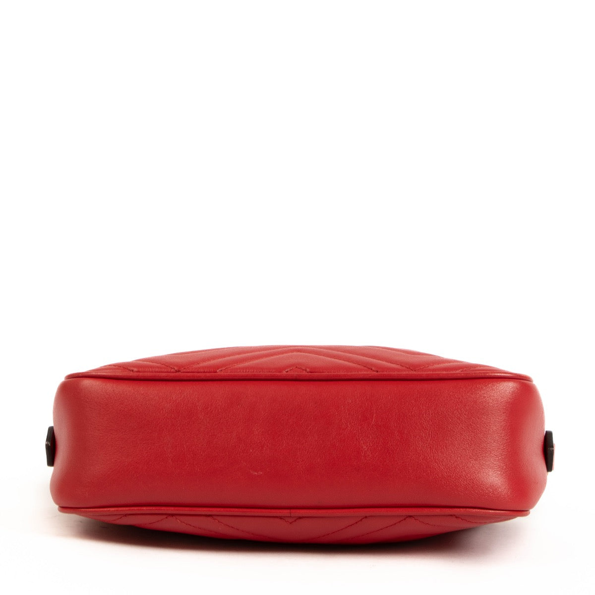 Shop safe online at Labellov in Antwerp, Brussels and Knokke this 100% authentic second hand Gucci Vibrant Red Matelassé GG Marmont Crossbody