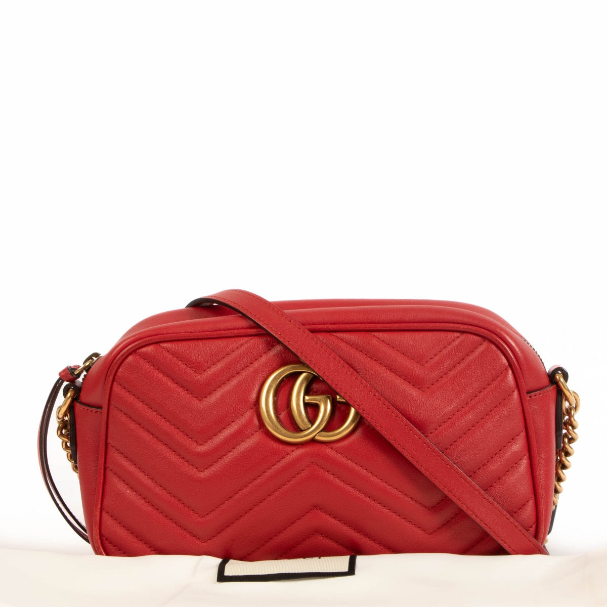Shop safe online at Labellov in Antwerp, Brussels and Knokke this 100% authentic second hand Gucci Vibrant Red Matelassé GG Marmont Crossbody