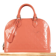 Shop safe online at Labellov in Antwerp, Brussels and Knokke this 100% authentic Louis Vuitton Rose Litchi Monogram Vernis Alma PM Bag. Koop veilig online tweedehands authentieke Louis Vuitton Rose Litchi Monogram Vernis Alma PM Bag.