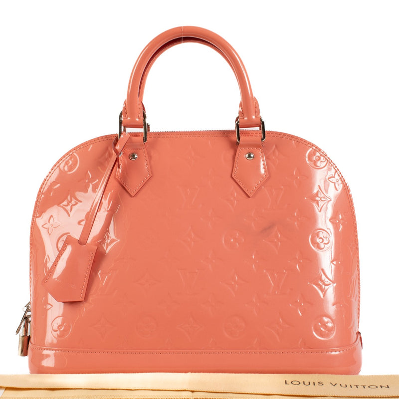 Shop safe online at Labellov in Antwerp, Brussels and Knokke this 100% authentic Louis Vuitton Rose Litchi Monogram Vernis Alma PM Bag. Koop veilig online tweedehands authentieke Louis Vuitton Rose Litchi Monogram Vernis Alma PM Bag.