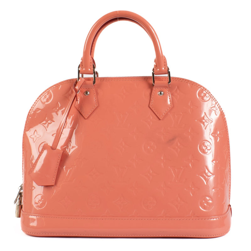 Shop safe online at Labellov in Antwerp, Brussels and Knokke this 100% authentic Louis Vuitton Rose Litchi Monogram Vernis Alma PM Bag. Koop veilig online tweedehands authentieke Louis Vuitton Rose Litchi Monogram Vernis Alma PM Bag.