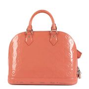 Shop safe online at Labellov in Antwerp, Brussels and Knokke this 100% authentic Louis Vuitton Rose Litchi Monogram Vernis Alma PM Bag. Koop veilig online tweedehands authentieke Louis Vuitton Rose Litchi Monogram Vernis Alma PM Bag.