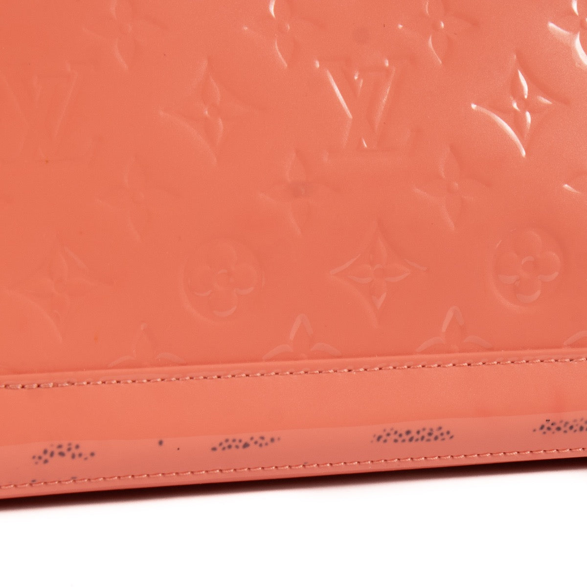 Shop safe online at Labellov in Antwerp, Brussels and Knokke this 100% authentic Louis Vuitton Rose Litchi Monogram Vernis Alma PM Bag. Koop veilig online tweedehands authentieke Louis Vuitton Rose Litchi Monogram Vernis Alma PM Bag.
