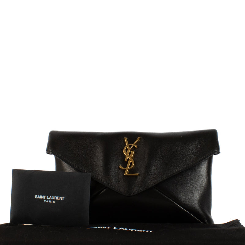 Saint Laurent Black Small Cassandre Clutch aan de beste prijs bij Labellov tweedehands luxe in Antwerpen en Knokke. We buy and sell your preloved and brand new designer bags.