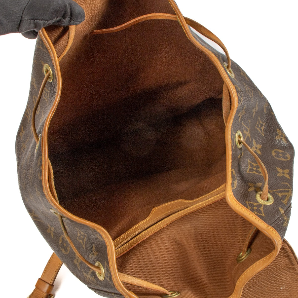 Shop safe online at Labellov in Antwerp, Brussels and Knokke this 100% authentic second hand Louis Vuitton Monogram Montsouris GM Backpack