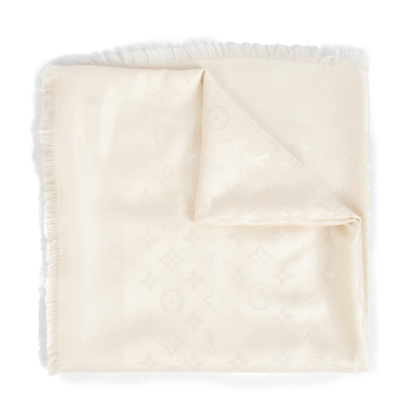 Shop safe online at Labellov in Antwerp, Brussels and Knokke this 100% authentic second hand Louis Vuitton Beige Monogram Classic Shawl
