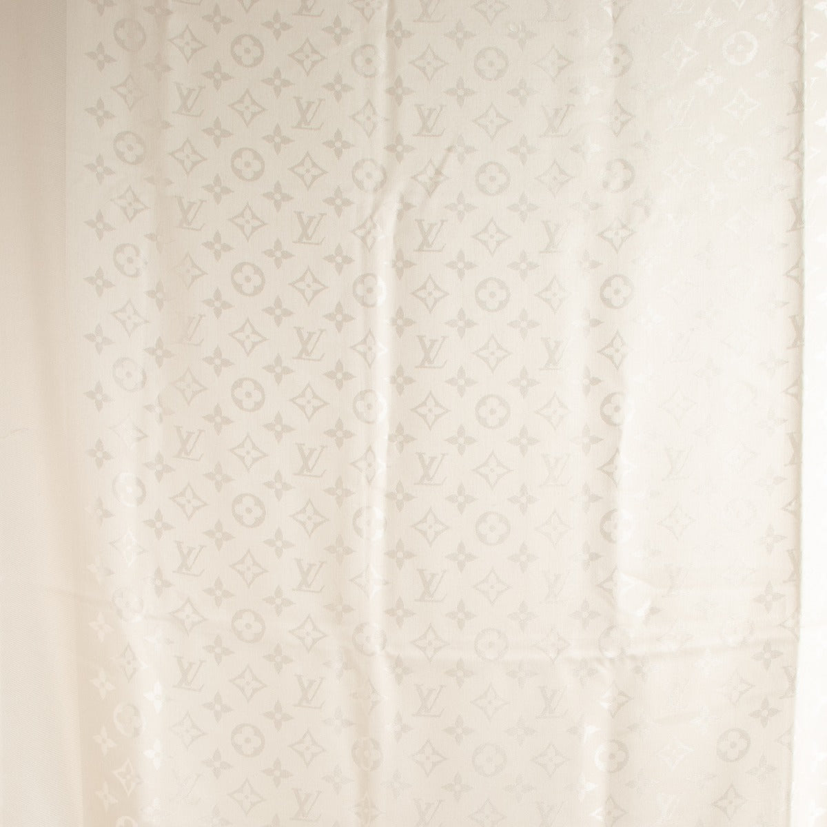 Shop safe online at Labellov in Antwerp, Brussels and Knokke this 100% authentic second hand Louis Vuitton Beige Monogram Classic Shawl