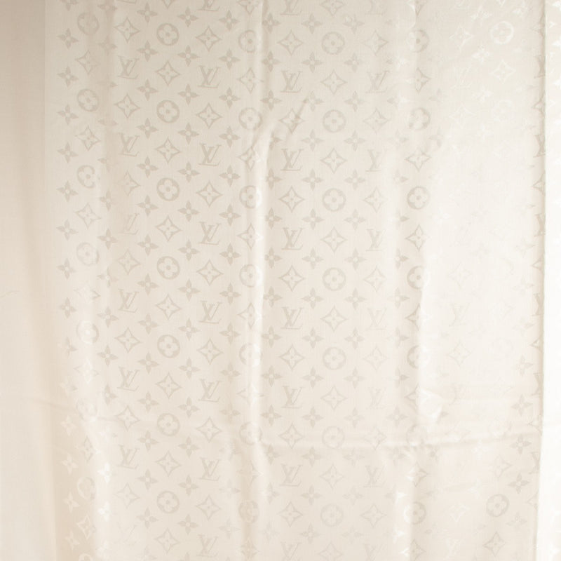Shop safe online at Labellov in Antwerp, Brussels and Knokke this 100% authentic second hand Louis Vuitton Beige Monogram Classic Shawl