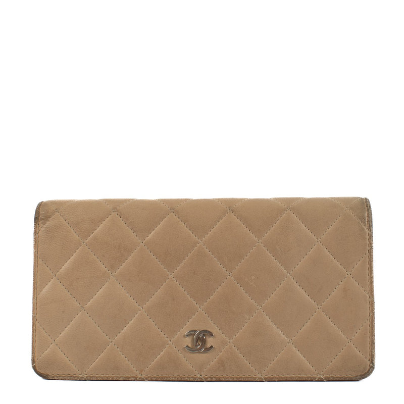Shop safe online at Labellov in Antwerp, Brussels and Knokke this 100% authentic second hand Chanel Beige Lambskin CC Yen Wallet