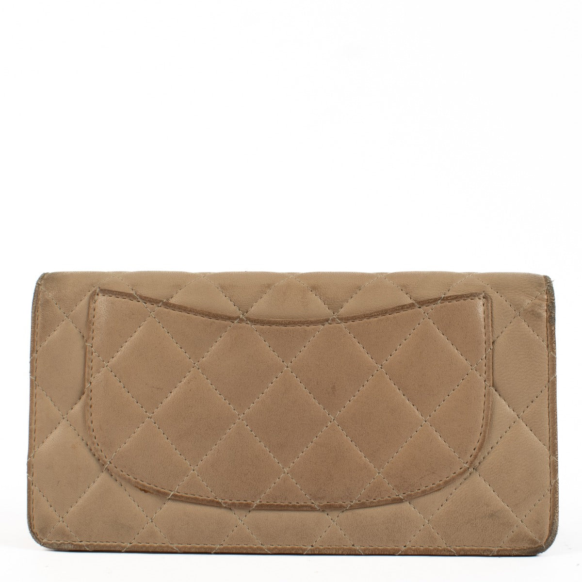 Shop safe online at Labellov in Antwerp, Brussels and Knokke this 100% authentic second hand Chanel Beige Lambskin CC Yen Wallet