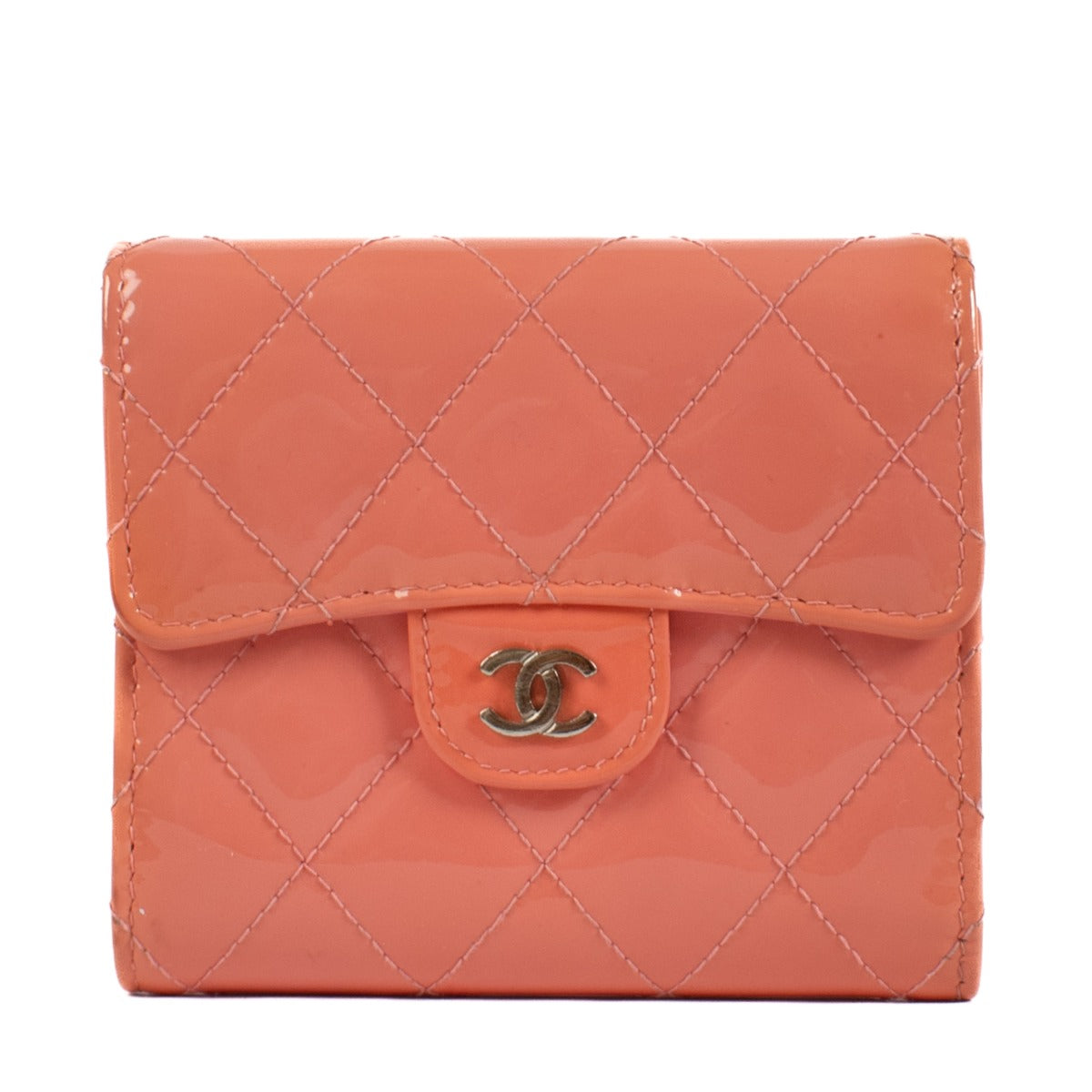Shop safe online at Labellov in Antwerp, Brussels and Knokke this 100% authentic second hand Chanel Pink Patent Leather Compact Wallet