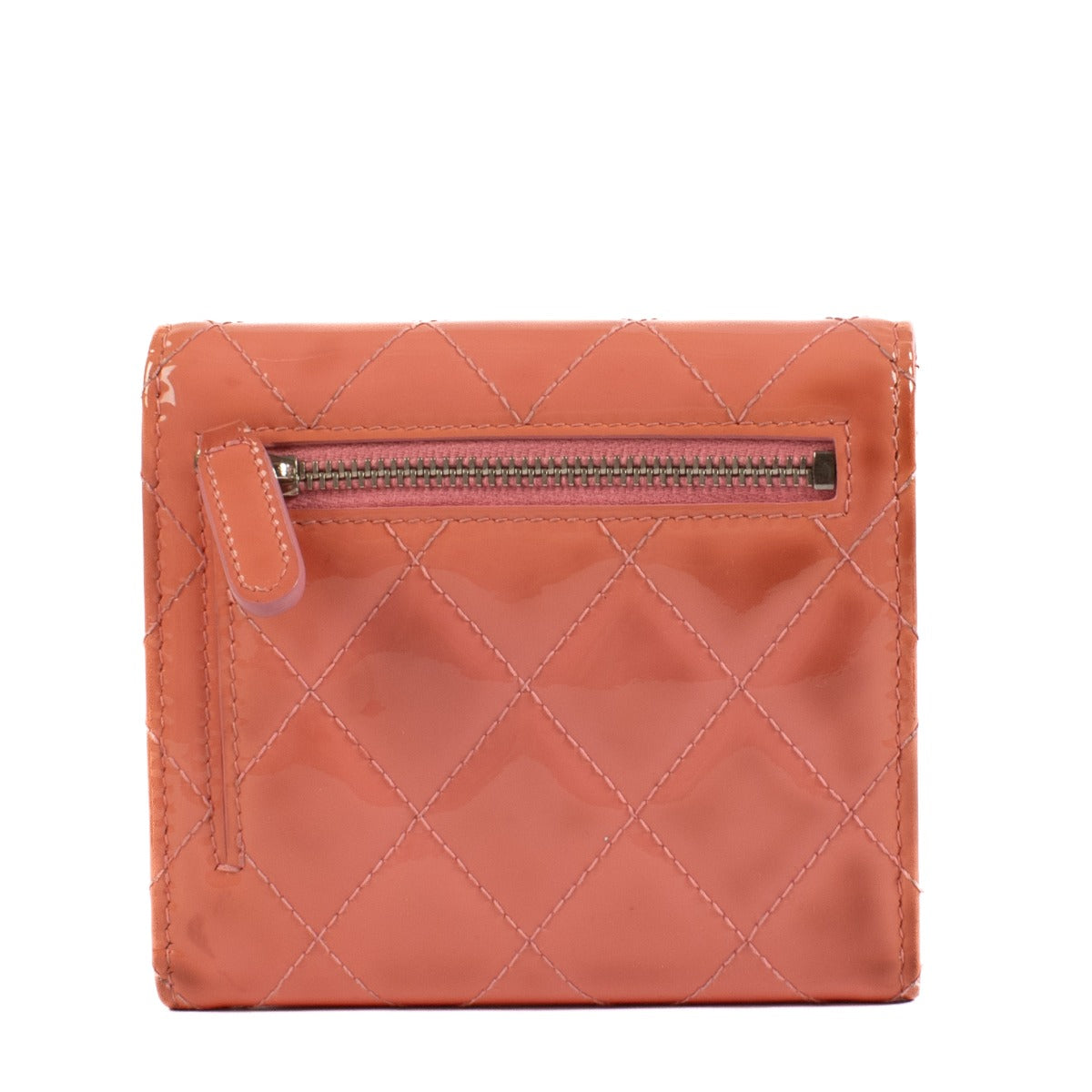 Shop safe online at Labellov in Antwerp, Brussels and Knokke this 100% authentic second hand Chanel Pink Patent Leather Compact Wallet