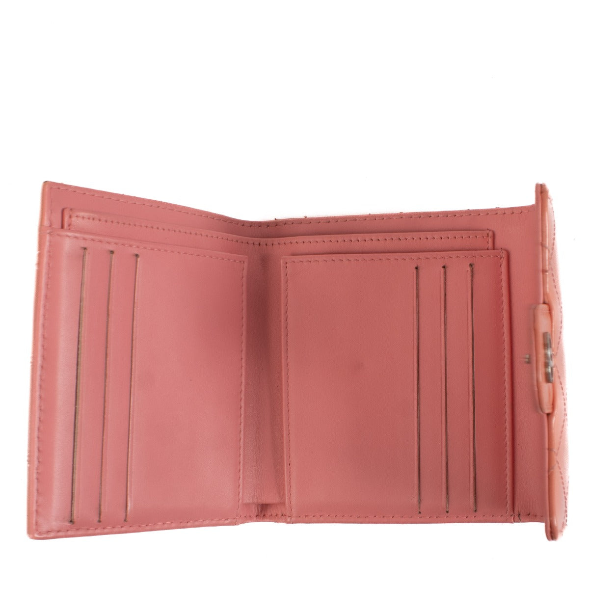 Shop safe online at Labellov in Antwerp, Brussels and Knokke this 100% authentic second hand Chanel Pink Patent Leather Compact Wallet