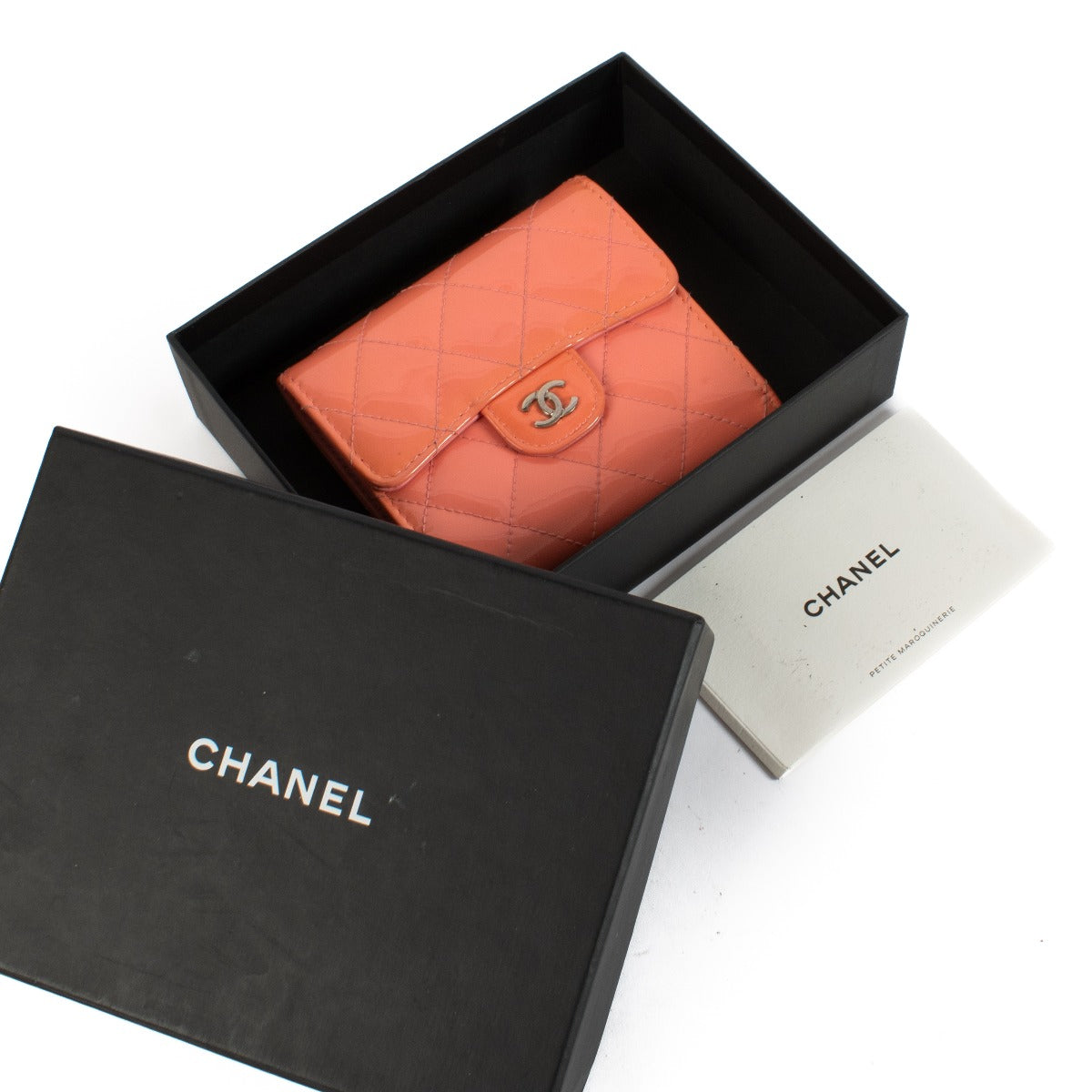 Shop safe online at Labellov in Antwerp, Brussels and Knokke this 100% authentic second hand Chanel Pink Patent Leather Compact Wallet