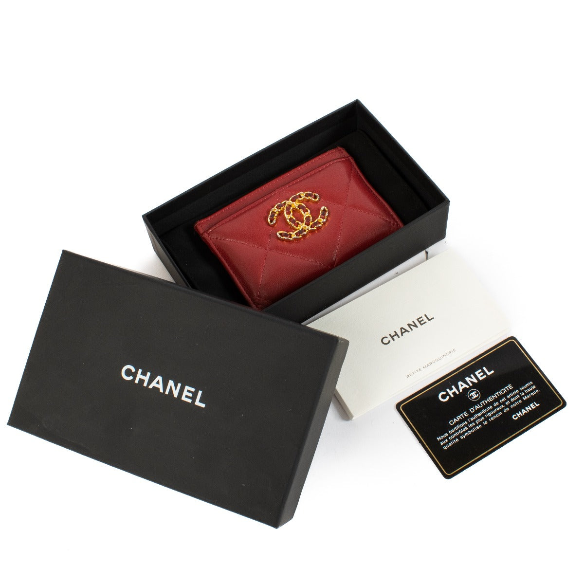 Shop safe online at Labellov in Antwerp, Brussels and Knokke this 100% authentic second hand Chanel Burgundy Lambskin 19 Card Holder