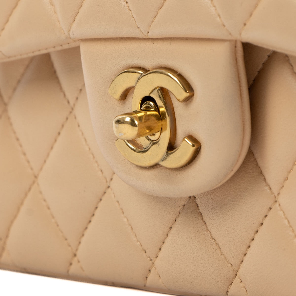 Shop safe online at Labellov in Antwerp, Brussel and Knokke this 100% authentic second hand Chanel Beige Lambskin Medium Classic Bag