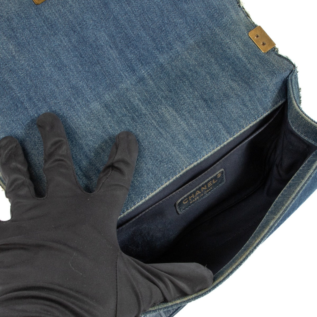 Shop safe online at Labellov in Antwerp, Brussels and Knokke this 100% authentic second hand Chanel Denim Patchwork Medium Boy Bag