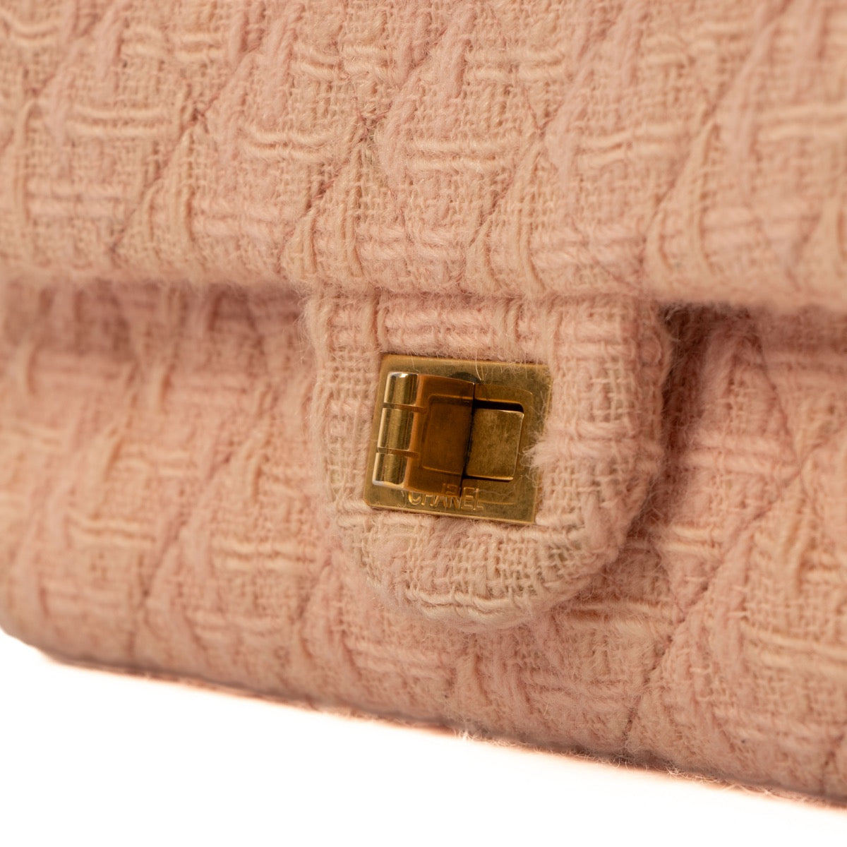 Shop safe online at Labellov in Antwerp, Brussels and Knokke this 100% authentic second hand Chanel Pink Tweed Medium 2.55 Reissue