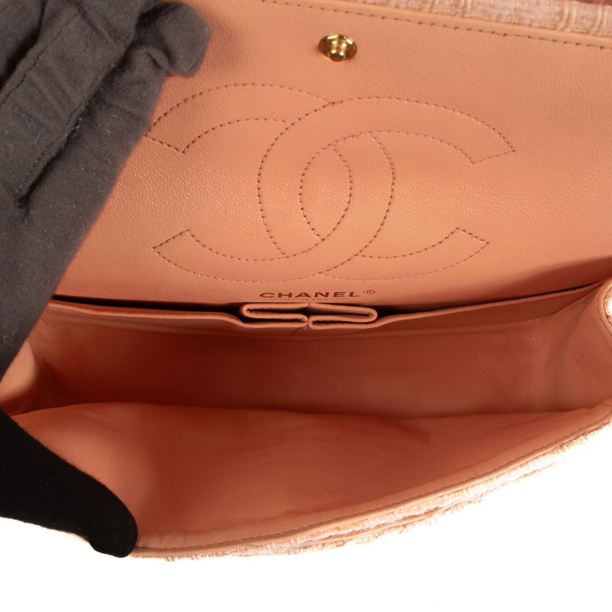 Shop safe online at Labellov in Antwerp, Brussels and Knokke this 100% authentic second hand Chanel Pink Tweed Medium 2.55 Reissue