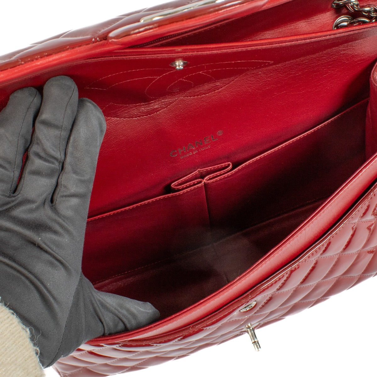 Shop safe online at Labellov in Antwerp, Brussels and Knokke this 100% authentic second hand Chanel Burgundy Patent Leather Maxi Classic Flap Bag