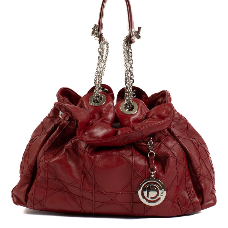 Shop safe online at Labellov in Antwerp, Brussels and Knokke this 100% authentic second hand Christian Dior Burgundy Le Trente Bag