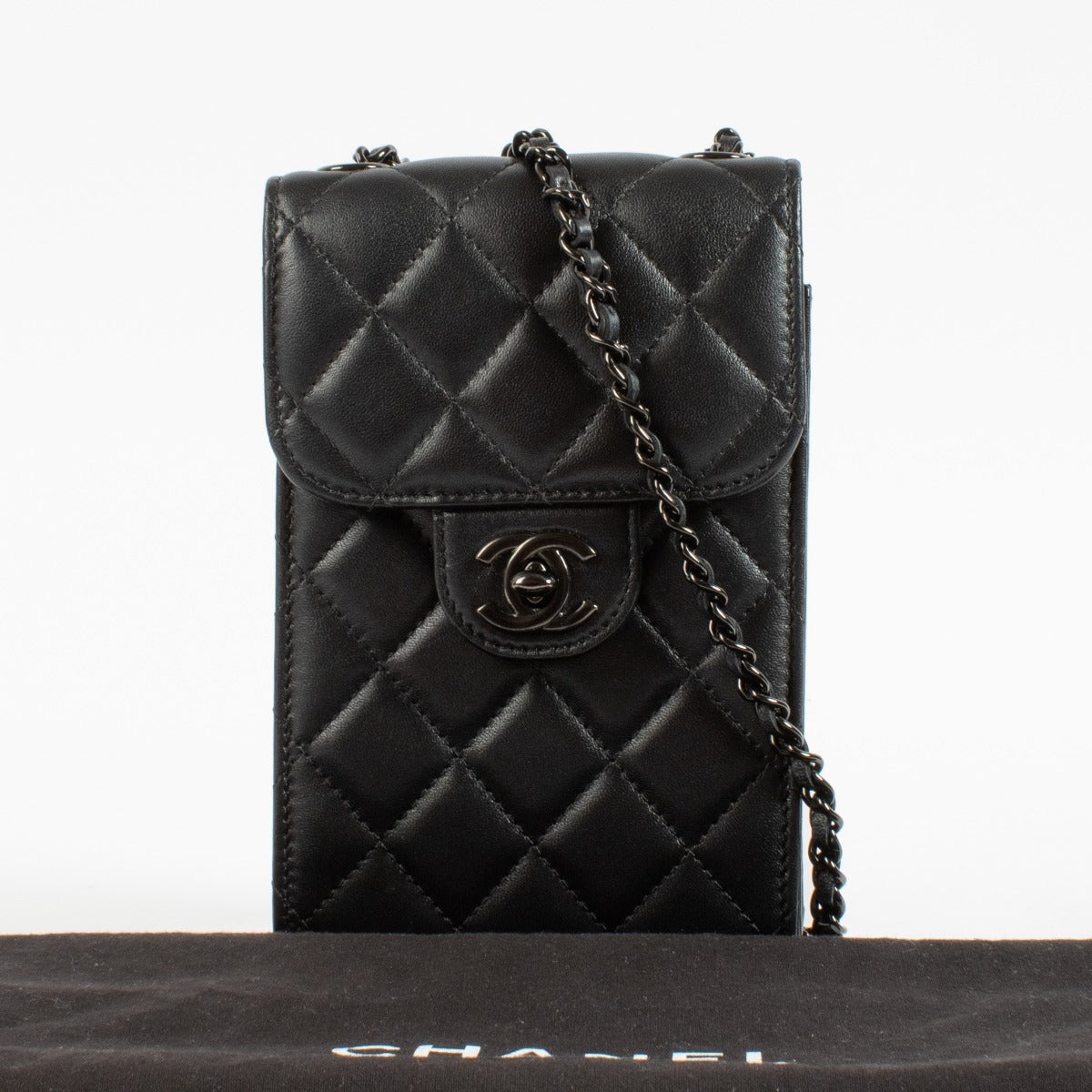 Étui Chanel So Black Flap pour téléphone