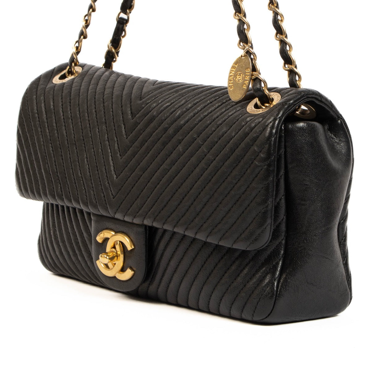 Chanel Zwarte Chevron Gerimpelde Geitenleer Medaillon Charm Kleptas