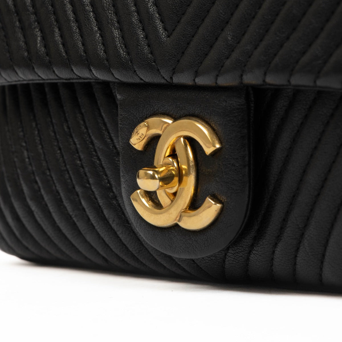 Chanel Zwarte Chevron Gerimpelde Geitenleer Medaillon Charm Kleptas