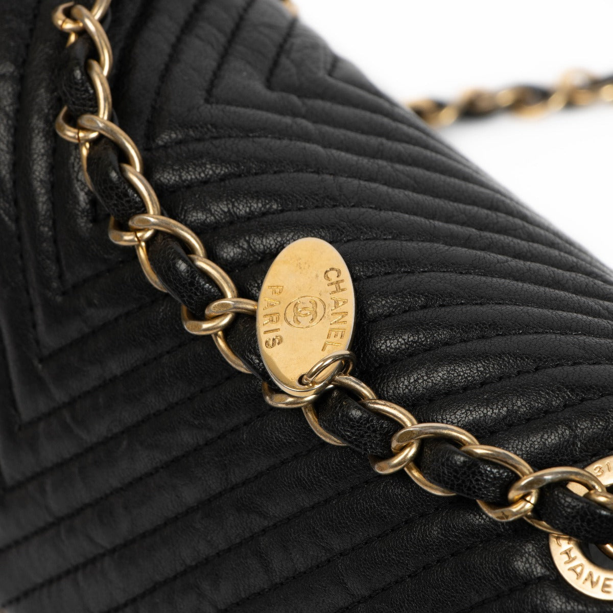 Chanel Zwarte Chevron Gerimpelde Geitenleer Medaillon Charm Kleptas
