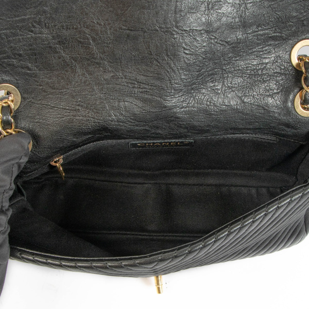 Chanel Zwarte Chevron Gerimpelde Geitenleer Medaillon Charm Kleptas