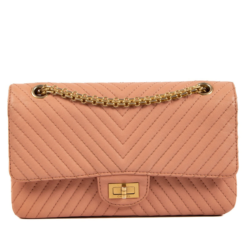 Shop safe online at Labellov in Antwerp, Brussels and Knokke this 100% authentic second hand Chanel Pink Chevron Goat Skin 2.55 Bag