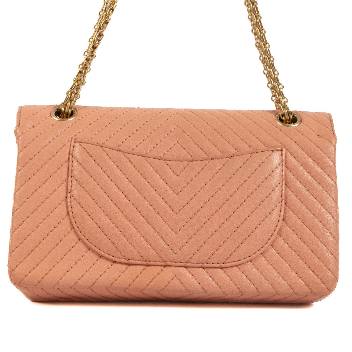 Shop safe online at Labellov in Antwerp, Brussels and Knokke this 100% authentic second hand Chanel Pink Chevron Goat Skin 2.55 Bag