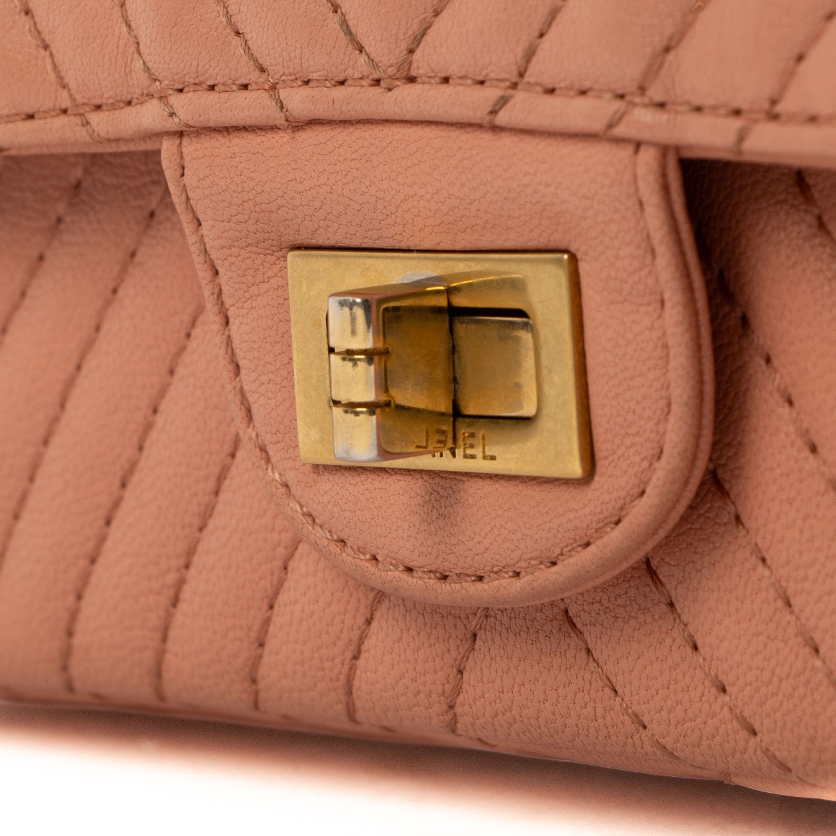 Shop safe online at Labellov in Antwerp, Brussels and Knokke this 100% authentic second hand Chanel Pink Chevron Goat Skin 2.55 Bag