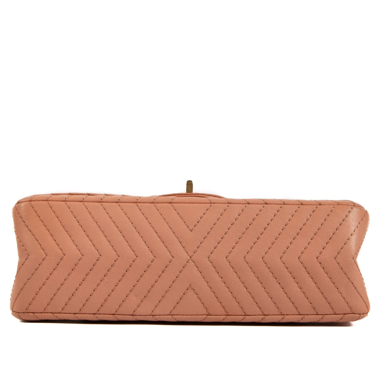 Shop safe online at Labellov in Antwerp, Brussels and Knokke this 100% authentic second hand Chanel Pink Chevron Goat Skin 2.55 Bag