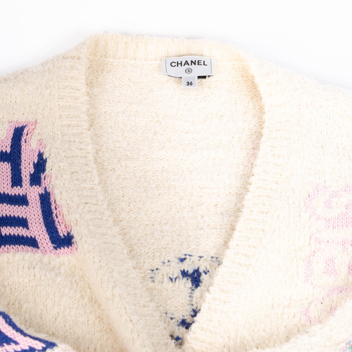 Shop safe online at Labellov in Antwerp, Brussels and Knokke this 100% authentic second hand Chanel White Cotton Blend Spring-Summer 2023 Logo Cardigan - size FR36