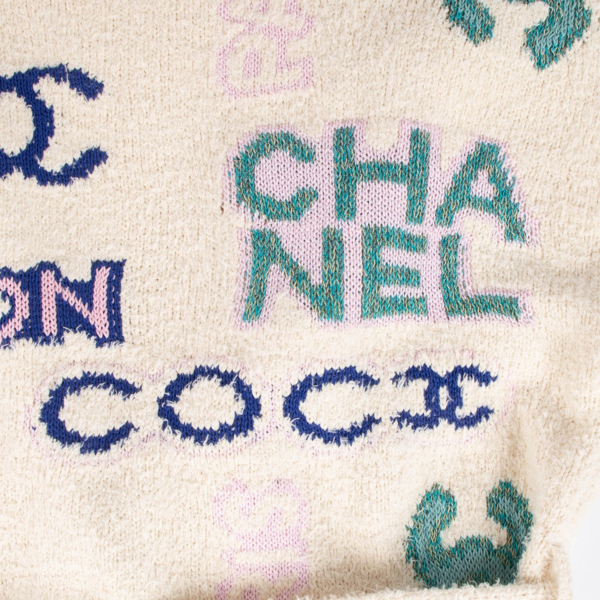 Shop safe online at Labellov in Antwerp, Brussels and Knokke this 100% authentic second hand Chanel White Cotton Blend Spring-Summer 2023 Logo Cardigan - size FR36
