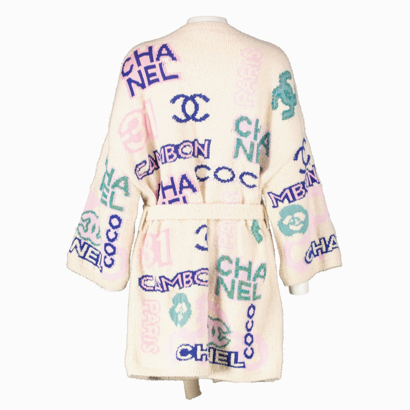 Shop safe online at Labellov in Antwerp, Brussels and Knokke this 100% authentic second hand Chanel White Cotton Blend Spring-Summer 2023 Logo Cardigan - size FR36