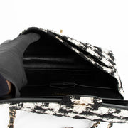 Shop safe online at Labellov in Antwerp, Brussels and Knokke this 100% authentic second hand Chanel Black and White Tweed Ribbon Medium Flap. Veilig online tweedehands authentieke Chanel Black and White Tweed Ribbon Medium Flap kopen bij Labellov.