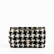 Shop safe online at Labellov in Antwerp, Brussels and Knokke this 100% authentic second hand Chanel Black and White Tweed Ribbon Medium Flap. Veilig online tweedehands authentieke Chanel Black and White Tweed Ribbon Medium Flap kopen bij Labellov.