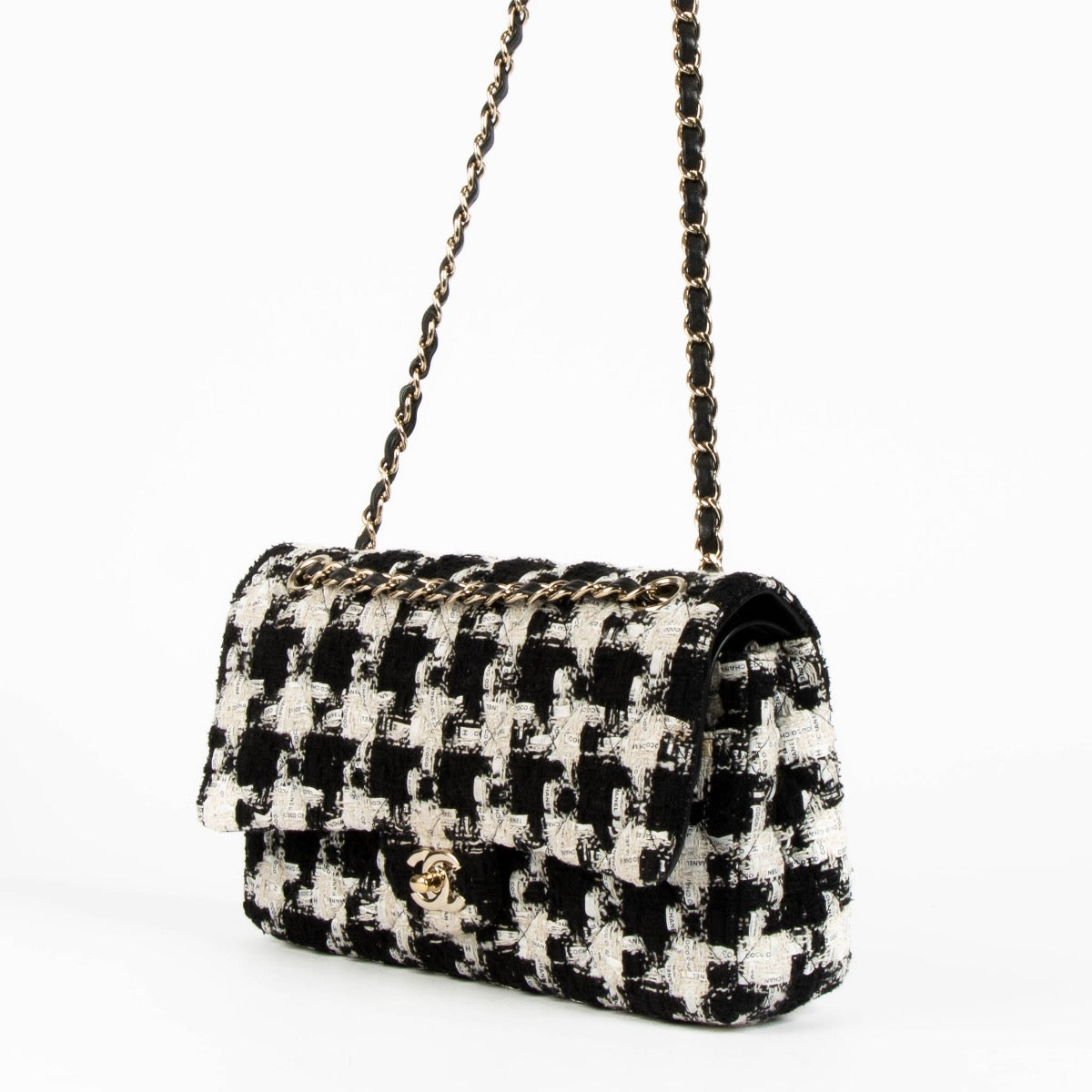 Shop safe online at Labellov in Antwerp, Brussels and Knokke this 100% authentic second hand Chanel Black and White Tweed Ribbon Medium Flap. Veilig online tweedehands authentieke Chanel Black and White Tweed Ribbon Medium Flap kopen bij Labellov.