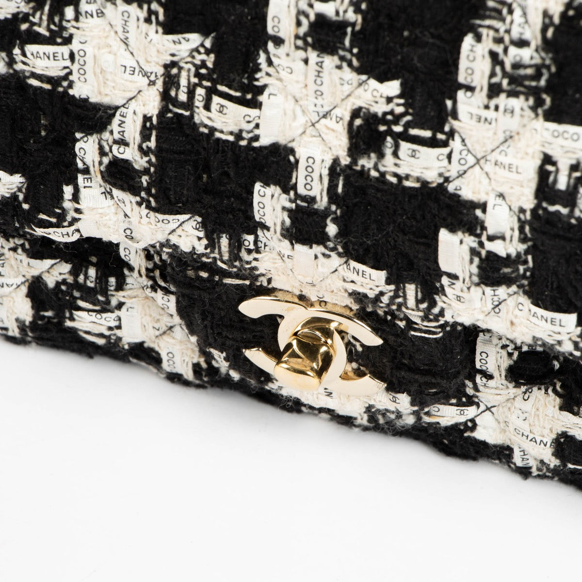 Shop safe online at Labellov in Antwerp, Brussels and Knokke this 100% authentic second hand Chanel Black and White Tweed Ribbon Medium Flap. Veilig online tweedehands authentieke Chanel Black and White Tweed Ribbon Medium Flap kopen bij Labellov.