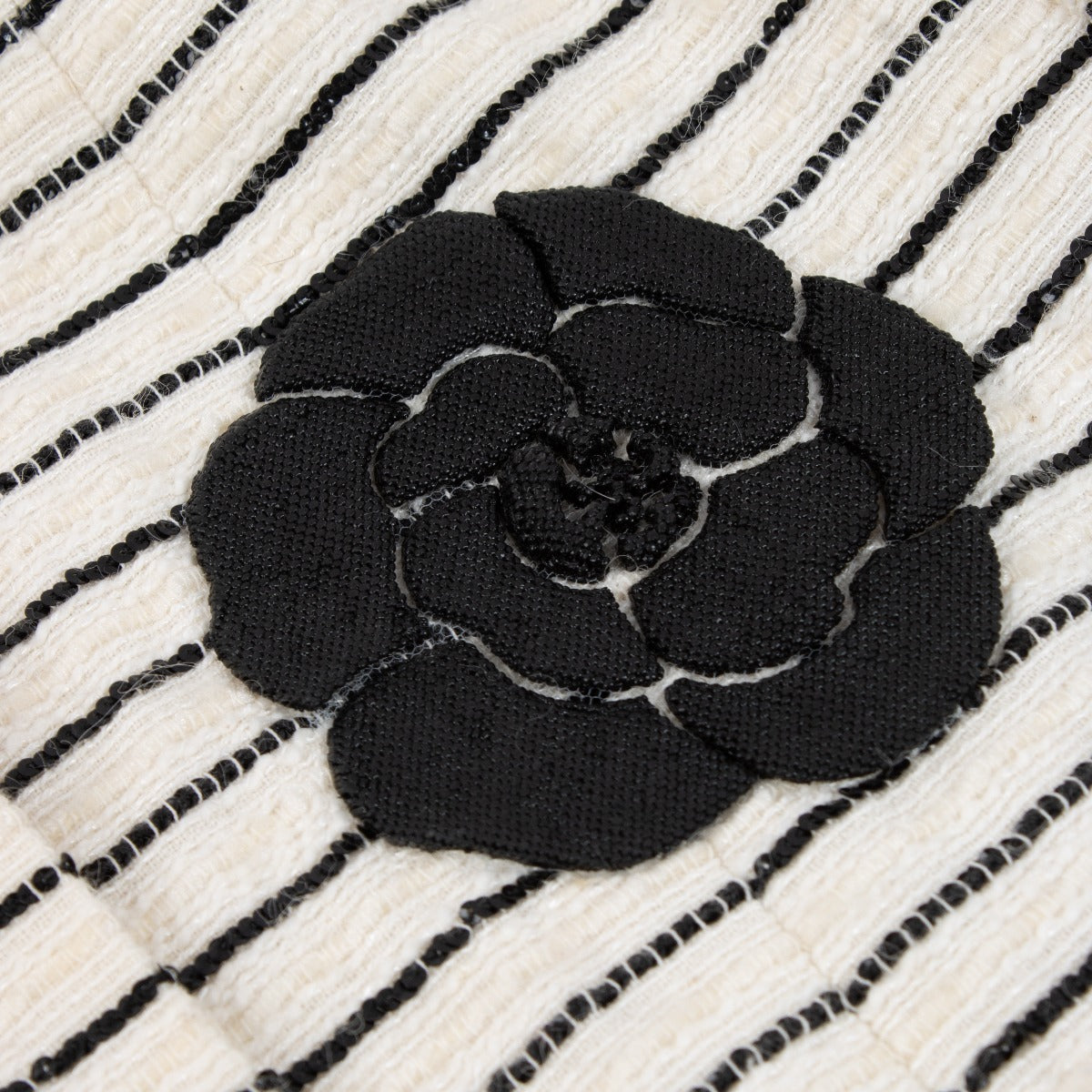 Chanel 01C Ivoor Camelia Pailletten Borduurwerk Tweed Jasje - Maat FR42