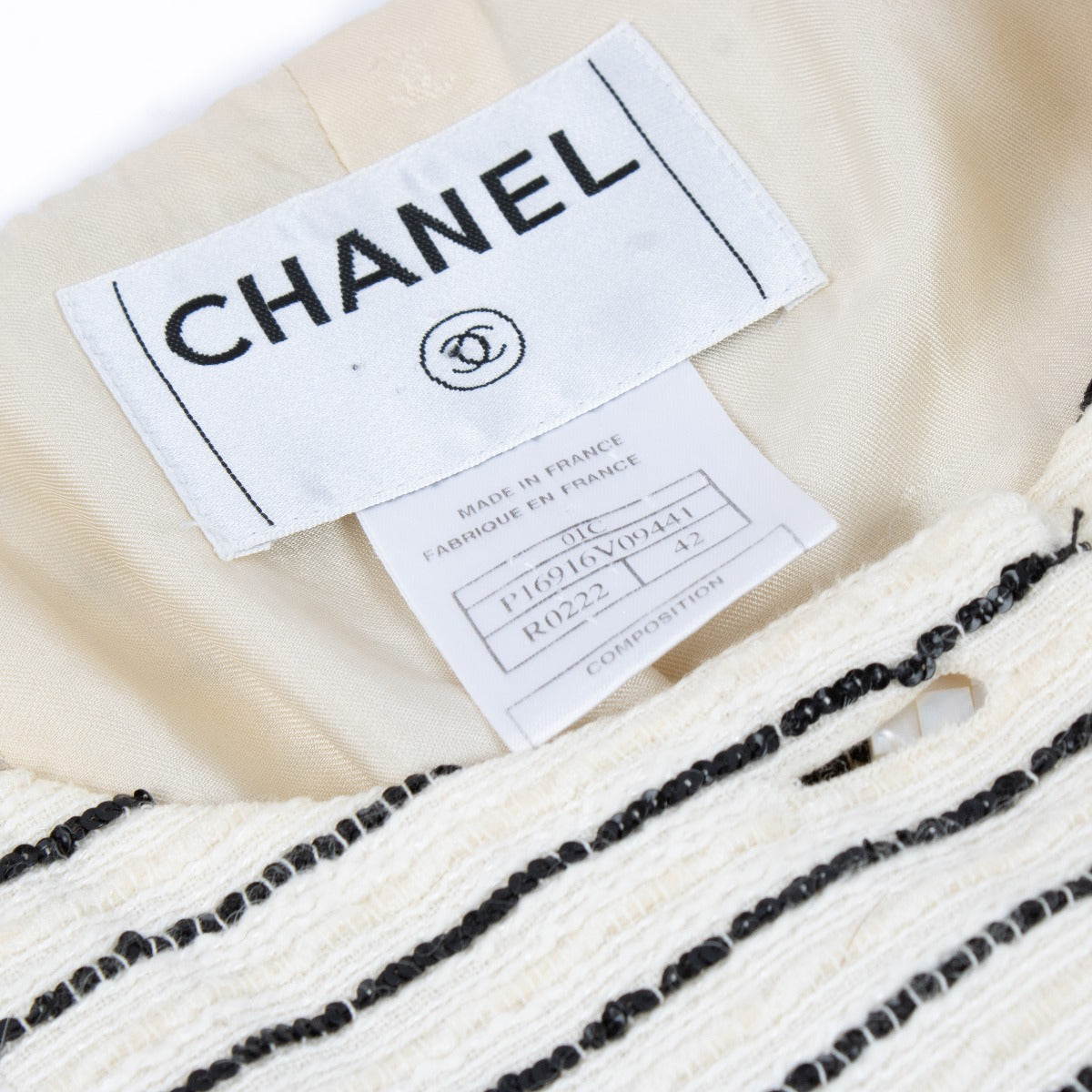Chanel 01C Ivoor Camelia Pailletten Borduurwerk Tweed Jasje - Maat FR42