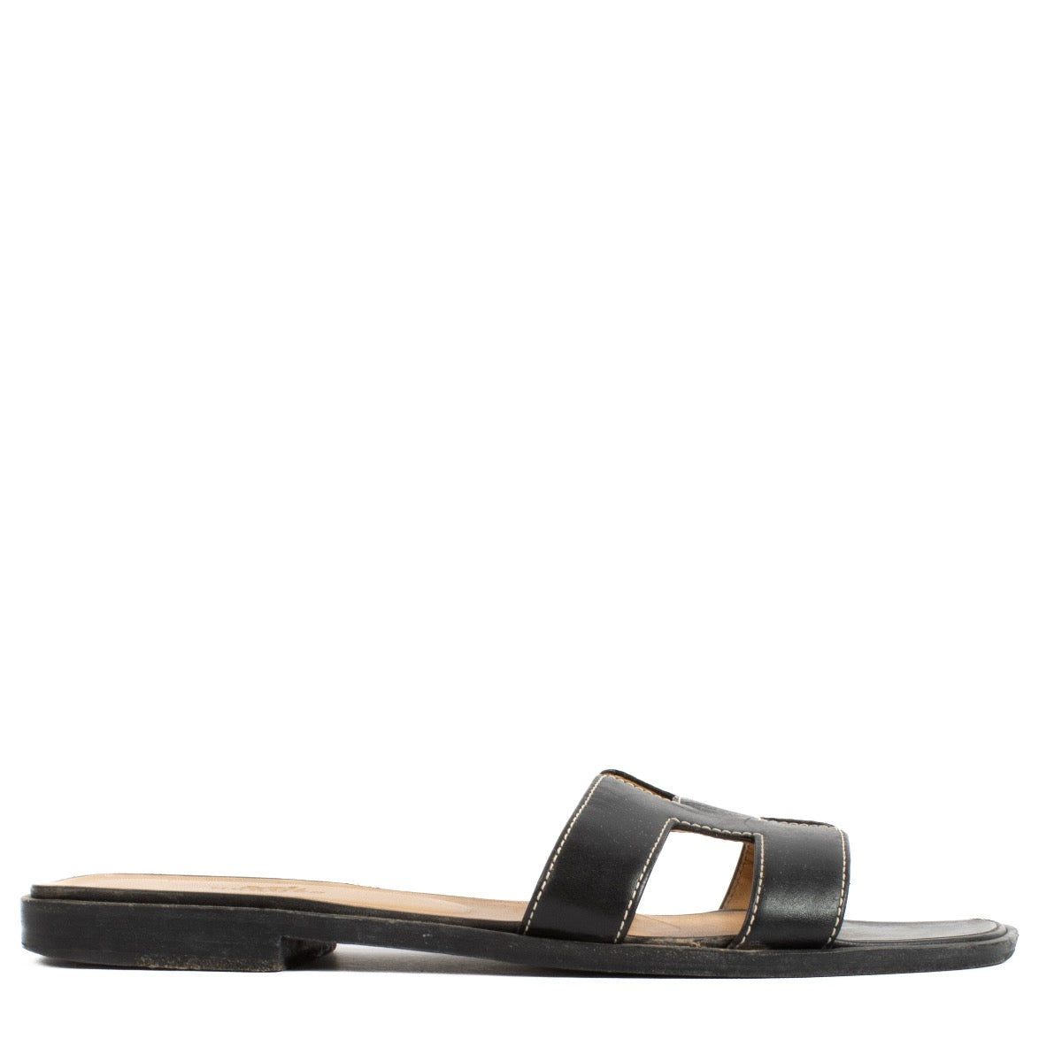 Shop safe online at Labellov in Antwerp, Brussels and Knokke these 100% authentic second hand Hermès Black Oran Sandals - size 38. Veiling online tweedehands authentieke Hermès Black Oran Sandals kopen bij Labellov.