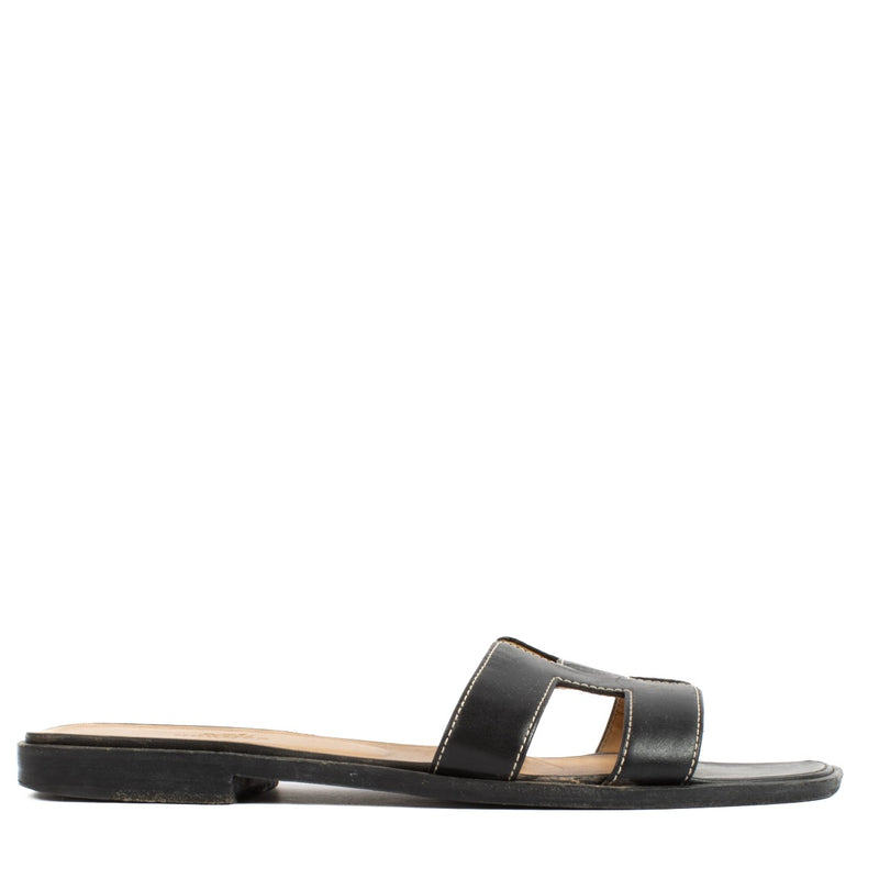 Shop safe online at Labellov in Antwerp, Brussels and Knokke these 100% authentic second hand Hermès Black Oran Sandals - size 38. Veiling online tweedehands authentieke Hermès Black Oran Sandals kopen bij Labellov.